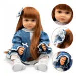 Muñeca realista de silicona 55 cm, cabello largo cobrizo y ojos marrones, vestida con un traje azul de encaje blanco.