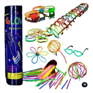 Tubo azul con set de 50 barritas de luz neón, conectores para formar pulseras, gafas de corazón, flores, esferas y figuras decorativas flexibles.