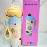 Termo kawaii 600ml color amarillo y celeste con diseño de postres, tapa en relieve, pitillo y caja de empaque rosa.