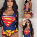 Body ajustado para mujer con estampado de Supermán, diseño azul y rojo sin mangas, escote redondo y cinturón decorativo.