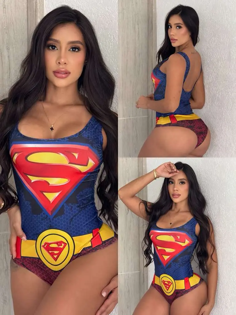 Body ajustado para mujer con estampado de Supermán, diseño azul y rojo sin mangas, escote redondo y cinturón decorativo.