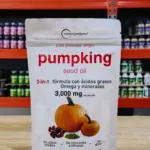Bolsa blanca de aceite de semilla de calabaza microingredients, 90 cápsulas blandas de 3,000 mg, con de calabazas sobre mesa de madera.