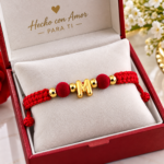 Pulsera de hilo rojo con inicial en oro laminado de 18K - Simboliza protección y buena energía - Imagen 3