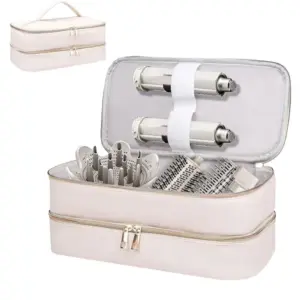 Estuche de viaje rosa claro de doble capa con cierre. Contiene boquillas metálicas y accesorios para secador organizados en la tapa y la base.