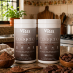 Dos envases blancos de colágeno hidrolizado con resveratrol sabor cocoa, rodeados de cacao en polvo, granos y chocolate sobre un mesón.