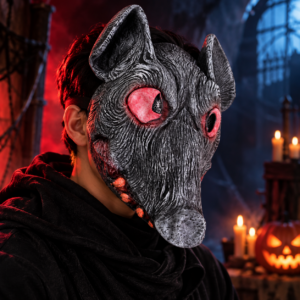 Máscara de terror de rata gris con diseño tridimensional, textura rugosa y ojos rojos brillantes, en ambiente de Halloween con velas y calabaza.