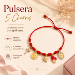 Pulsera de cordón rojo ajustable con cinco dijes dorados: cruz, moneda, estrella, corazón y medalla, sobre fondo beige con flores secas.