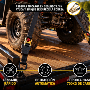 Correa retráctil de trinquete asegurando un vehículo todoterreno negro sobre remolque de madera, con gancho metálico y tensor.