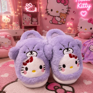 Pantuflas moradas afelpadas de Hello Kitty para mujer, diseño acolchado y cálido con oso superior, sobre alfombra rosa en habitación temática.