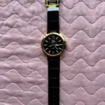 Reloj Orient de cuarzo con doble calendario y pulso de cocodrilo - Eleva tu presencia ejecutiva con precisión absoluta