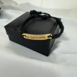 Pulsera ajustable con placa Dios Tiene El Control de oro de 18k - Brinda protección celestial y calma en momentos de incertidumbre - Imagen 3