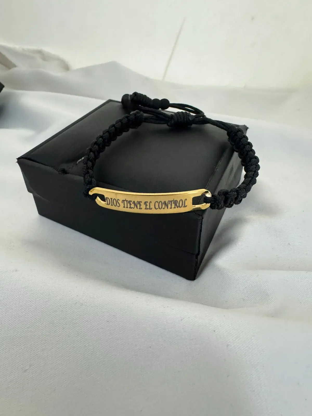 Pulsera ajustable con placa Dios Tiene El Control de oro de 18k - Brinda protección celestial y calma en momentos de incertidumbre