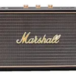 Parlante Bluetooth portátil estilo Marshall, diseño vintage negro con rejilla texturizada, bordes dorados y tres perillas de control superiores.