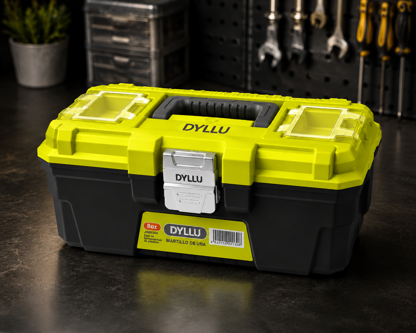 Caja de herramientas plástica DYLLU amarillo neón y negro con cierre metálico y organizadores en la tapa, sobre mesa de taller.
