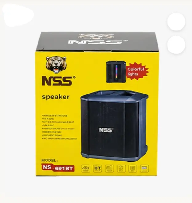 Caja amarilla y negra de parlante portátil Bluetooth con de tigre, modelo NS-691BT y diseño de altavoz oscuro con luces LED coloridas.