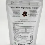 Bolsa blanca resellable de aceite de krill antártico omega 3, con información nutricional y sello de calidad impresos en el reverso.