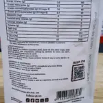 Empaque blanco de cápsulas con tabla nutricional en español, ingredientes visibles y código QR impreso.