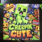 Bolsa de tela verde con cordón para Halloween, diseño de Creeper pixelado y calabazas, estilo infantil con temática de videojuegos.