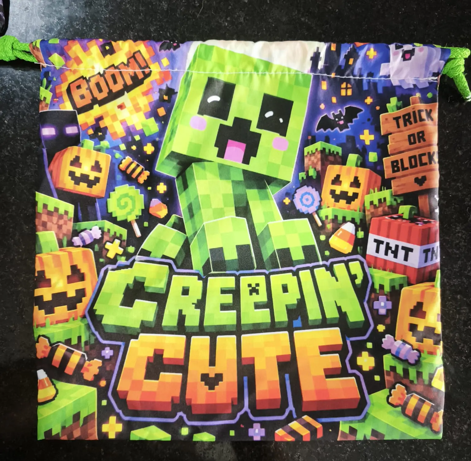 Bolsa de tela verde con cordón para Halloween, diseño de Creeper pixelado y calabazas, estilo infantil con temática de videojuegos.