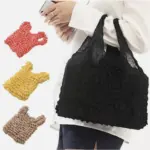Bolsa reutilizable de malla texturizada color negro en uso, con muestras laterales en rojo, amarillo y café claro.
