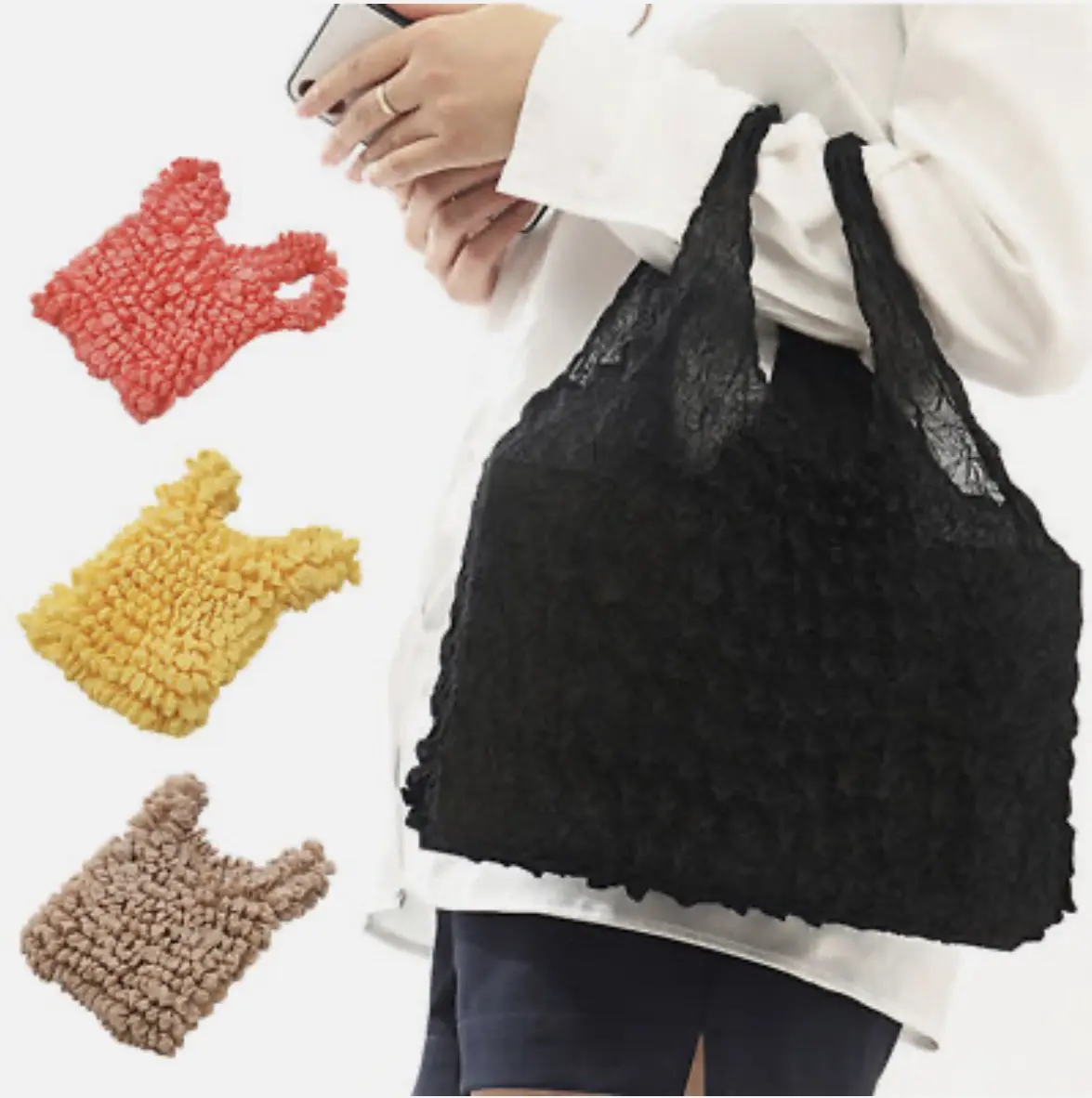 Bolsa reutilizable de malla texturizada color negro en uso, con muestras laterales en rojo, amarillo y café claro.