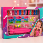 Set para crear pulseras en caja con hilos elásticos de colores, cuentas, dijes y herramienta rosa para manualidades infantiles.
