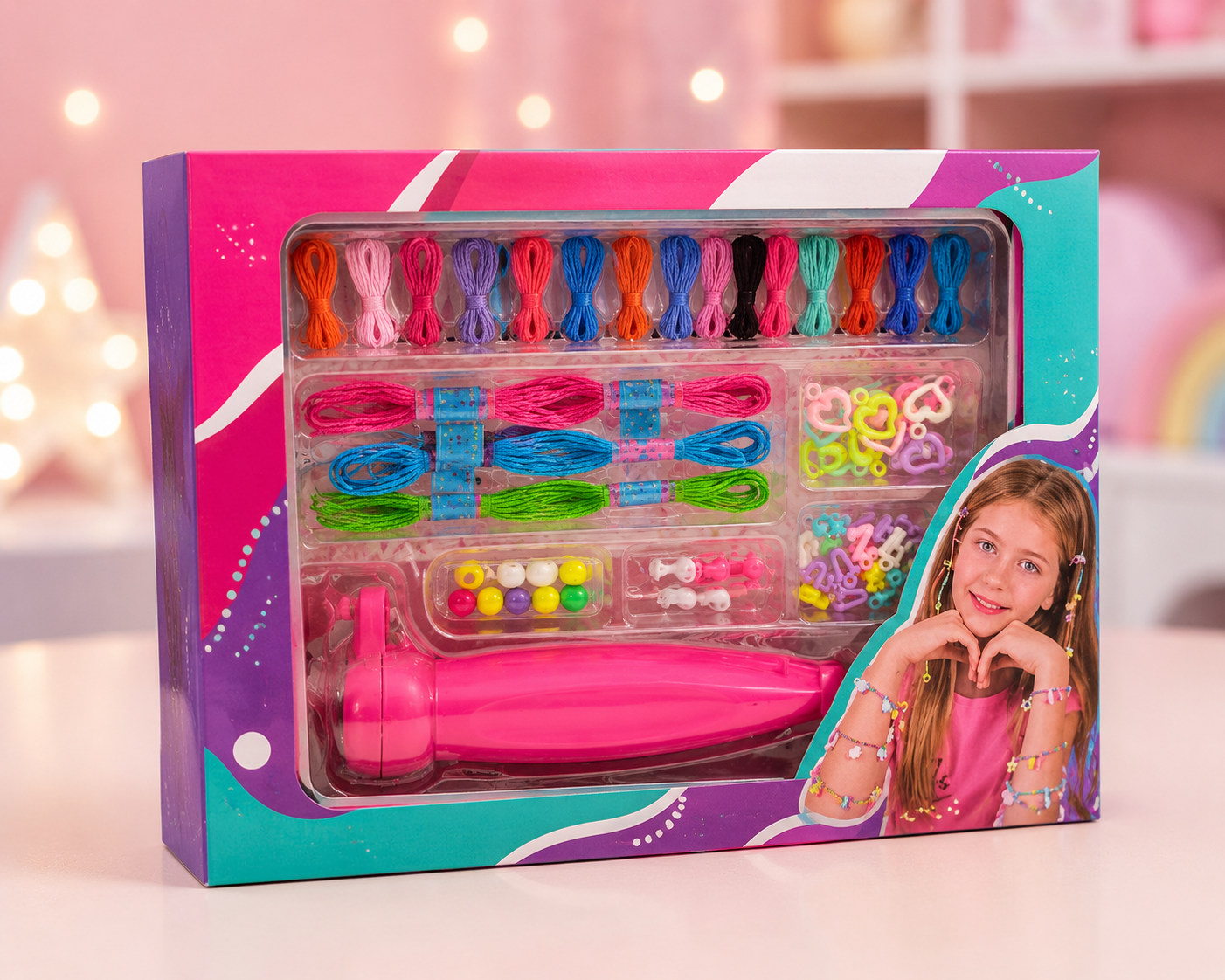 Set para crear pulseras en caja con hilos elásticos de colores, cuentas, dijes y herramienta rosa para manualidades infantiles.