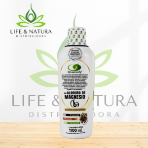 Botella blanca de Cloruro de Magnesio líquido 16 en 1 de 1100 ml, marca Greensolv, vista frontal sobre base de madera clara.