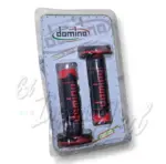 Par de manillares Domino de goma negros con detalles rojos y textura antideslizante, uno corto y otro con pestaña, en empaque de blíster.