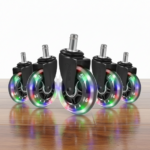 Cinco ruedas para silla de oficina de silicona transparente con luces LED de colores, vástagos metálicos y soporte negro sobre piso de madera.