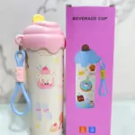 Termo kawaii blanco de 600ml con diseño de pastelitos, tapa rosa en relieve, correa azul y su caja de empaque rosa.