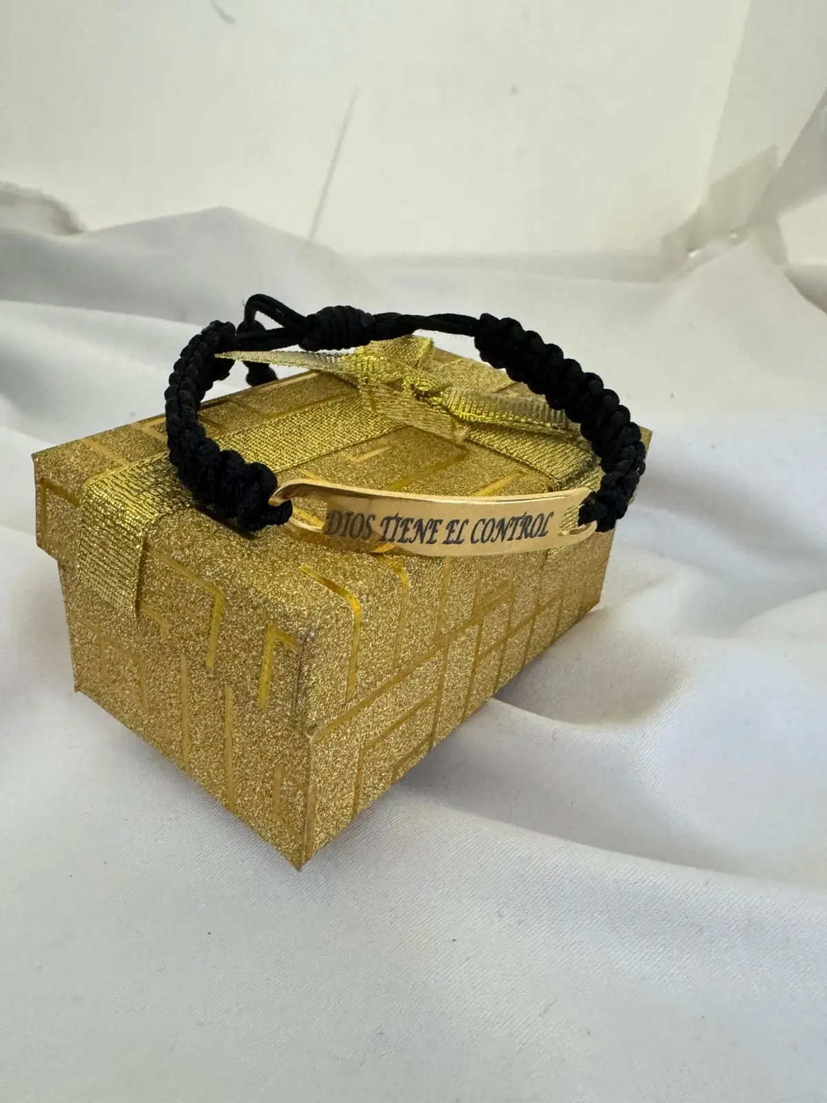 Pulsera ajustable con placa Dios Tiene El Control de oro de 18k - Brinda protección celestial y calma en momentos de incertidumbre