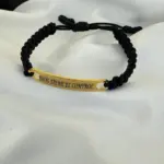 Pulsera ajustable con placa Dios Tiene El Control de oro de 18k - Brinda protección celestial y calma en momentos de incertidumbre