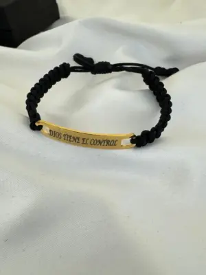 Pulsera ajustable con placa Dios Tiene El Control de oro de 18k - Brinda protección celestial y calma en momentos de incertidumbre