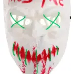 Máscara blanca de Halloween estilo The Purge con texto KISS ME en rojo, ojos con X verdes y boca con efecto de sangre y costuras verdes.
