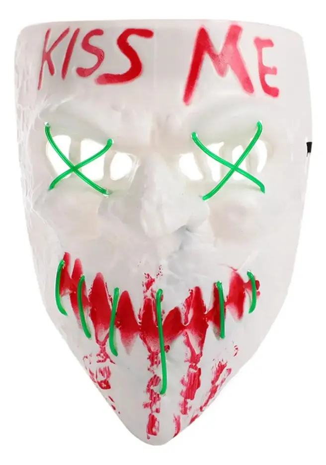 Máscara blanca de Halloween estilo The Purge con texto KISS ME en rojo, ojos con X verdes y boca con efecto de sangre y costuras verdes.