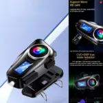 Intercomunicador Q58-Max negro para moto, con pantalla azul, botón circular con luces de colores y soporte de montaje, mostrado junto a detalles de ranura Micro SD y cancelación de ruido