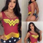 Mujer con body de Halloween rojo y azul de Wonder Woman con estampado de estrellas y detalle dorado.