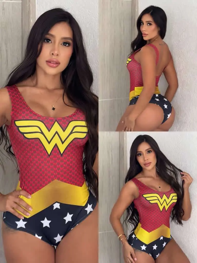 Mujer con body de Halloween rojo y azul de Wonder Woman con estampado de estrellas y detalle dorado.