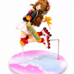 Figura coleccionable de Sakura Kinomoto en patines con Keroberos sobre base de flores de cerezo