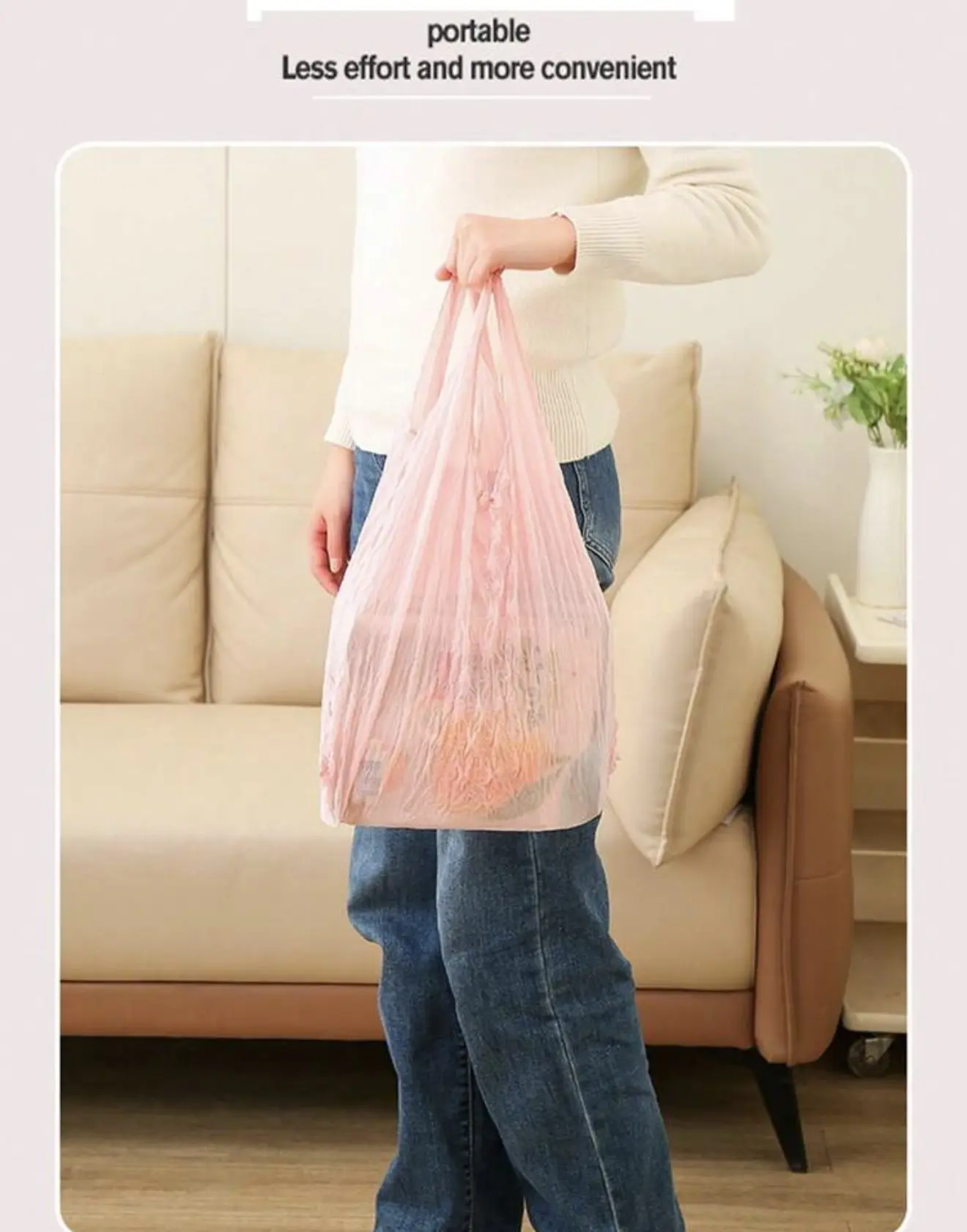 Bolsa expandible de malla color rosa con víveres adentro, sostenida por una persona frente a un sofá en la sala.