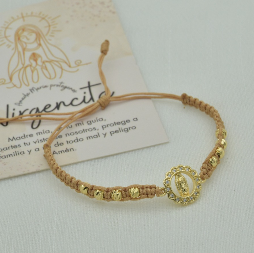 Pulsera Virgencita Milagrosa de acero dorado y hilo - Lleva protección y esperanza contigo diariamente