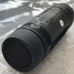 Parlante Bluetooth portátil Zealot S1 negro mate, diseño cilíndrico con rejilla frontal, botones de control y linterna LED integrada.