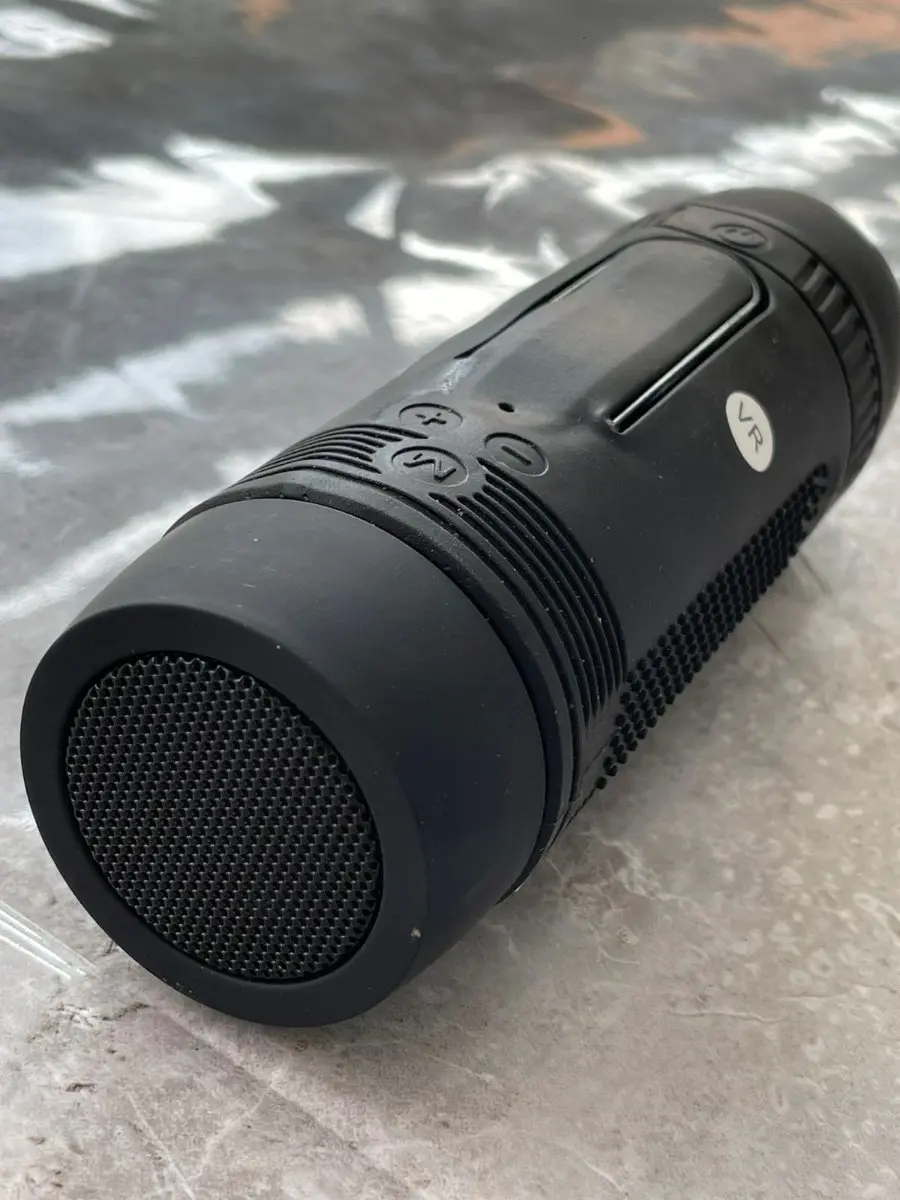 Parlante Bluetooth portátil Zealot S1 negro mate, diseño cilíndrico con rejilla frontal, botones de control y linterna LED integrada.