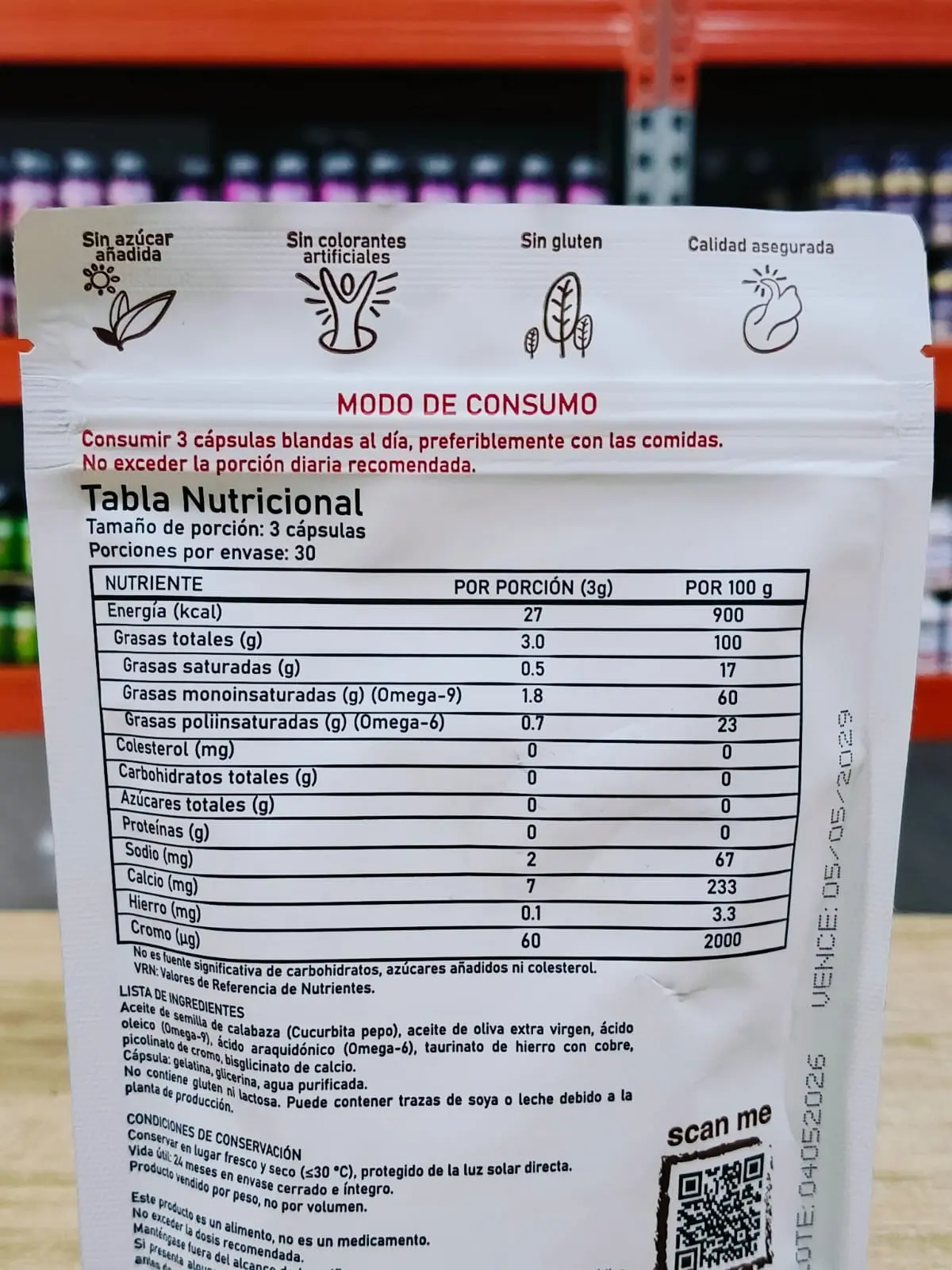 Tabla nutricional y modo de uso en bolsa blanca de suplemento con cápsulas, indicando porción de 3 unidades y 30 porciones por envase.