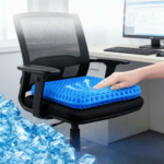 Cojín de gel azul con diseño de panal sobre silla de oficina, resaltando su efecto refrescante con cubos de hielo y flechas de ventilación.