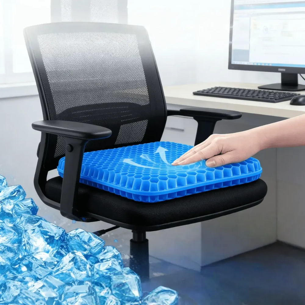 Cojín de gel azul con diseño de panal sobre silla de oficina, resaltando su efecto refrescante con cubos de hielo y flechas de ventilación.