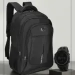 Mochila escolar negra de lona con múltiples compartimentos y reloj digital deportivo redondo sobre soporte gris.