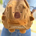 Mochila de peluche con diseño de capibara kawaii - Aporta un estilo tierno a tu atuendo diario