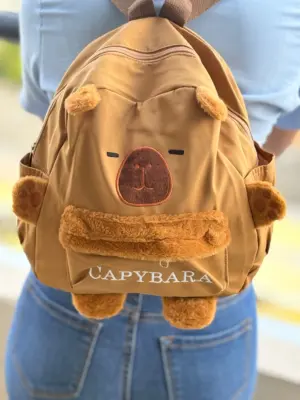 Mochila de peluche con diseño de capibara kawaii - Aporta un estilo tierno a tu atuendo diario